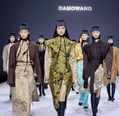拂尘踏月，锦衣夜行——DAMOWANG·韩磊于中国国际时装周发布2021秋冬最新系列