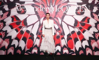 超模刘雯、何穗现身Alexander McQueen 2021春夏上海发布派对