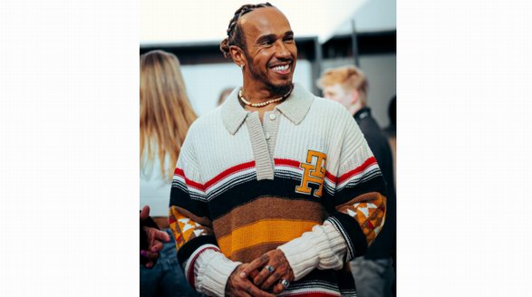 Lewis Hamilton、George Russell及Carmen Montero Mundt 身穿TOMMY HILFIGER 2023秋冬系列现身F1大奖赛拉斯维加斯站