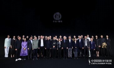 瓅锦LI JIN「驰观」大秀耀目中国国际时装周：纱罗织锦织就时尚新生 