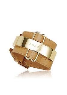 Loewe 镶logo皮手环 运用经典的柔软皮革,细致精巧的工法镶崁着金色品牌logo,中性的色调与造型,时髦有型。
