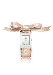 DAMIANI 银色镶钻戒指 深受布莱德彼特等好莱坞影星喜爱的高级<BR>DAMIANI 银色镶钻戒指 深受布莱德彼特等好莱坞影星喜爱的高级珠宝品牌,简约的风格与线条,深具中性魅力。<P></P> 不论是百年传统老牌或是当红的时尚品牌,能够在千变万化的潮流中屹立不摇,都一定拥有不少独有的经典配饰;质材严选、造工精致,这都是经典产品所不可或缺的重要元素,让它不论在哪一个季节场合,都让人感到合宜得体,不过度花俏抢眼,却优雅的散发出隽永风采。 <IMG alt=