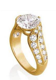 Van Cleef & Arpels 金色大钻戒 大型美钻与碎钻在金黄色戒还相互衬托之下,充满豪奢贵气,也是本季最耀眼的主流色系!