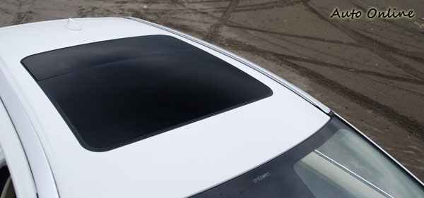 �Լ�20</P><P align=center></P><P><STRONG>����˳��</STRONG> </P><P>��Ȼ���·�β���XC60��ǿ����ص����к���ֿɾ��൱�����൱�����ˡ� VOLVO����Ƚ�����Ϭ�����ǹ��侫׼���������ݴʡ����ٿ���Ʋ�����һ��һ������ȴ����������֮�ʡ��Ͼ�������������VOLVO�����󣬿���˳���������ʲ���Ʒ�ƺ��ļ�ֵ���ڡ� </P><P>�ڻ�û��������µĲ�������֮ǰ��D5���������˲���֮���������������Լ�������Ʒ��û��ô���¡������������S80��ʱ����û����ϰ���������������������𣿵�Ȼʱ���ڽ����Ƽ�Ҳ�ڷ�չ���˴�2011��ʽXC60 D5�ļ�Ԧ���ܾͱ���൱���á� </P><P align=center><IMG border=0 alt=