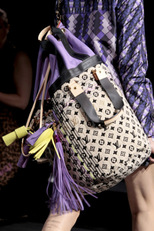 2010LV¿