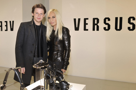 Versus����ɪ˿��:Versace����˼�ܣ������ḱ��Ʒ��