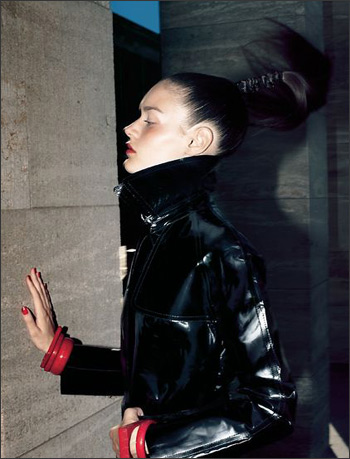 黑色漆皮外套-Yves Saint Laurent 红色手镯-Herbrand Art & Fashion