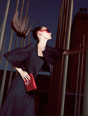 外套-Chloe 长裤-Chanel 太阳镜-Dior 包包-Salvatore Ferragamo