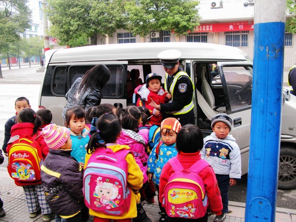 校车套牌警车