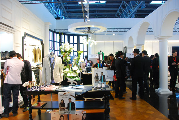 欧洲风尚的都市时尚品牌 VISCAP华丽绽放在服博会(2012CHIC展)展馆的头牌展位E2201