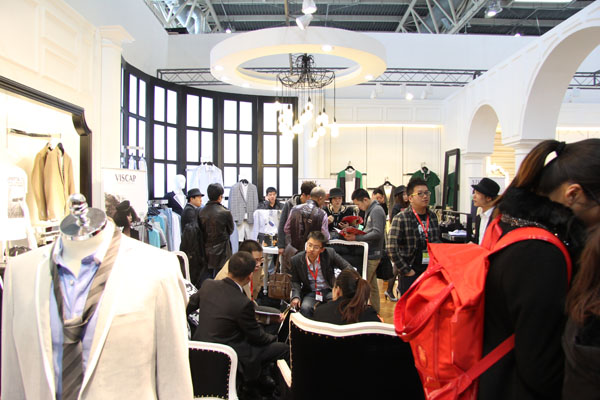 欧洲风尚的都市时尚品牌 VISCAP华丽绽放在服博会(2012CHIC展)展馆的头牌展位E2201