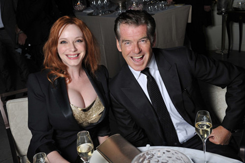 克里斯蒂娜·亨德里克斯（Christina Hendricks）与皮尔斯·布鲁斯南（Pierce Brosnan）在2012秋冬Atelier Versace高级定制发布会