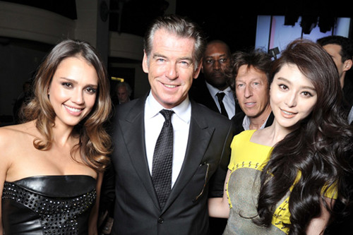 范冰冰、皮尔斯·布鲁斯南（Pierce Brosnan）、好莱坞时尚女星杰西卡·阿尔芭（Jessica Alba）在2012秋冬Atelier Versace高级定制发布会上